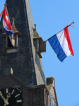 848871 Gezicht op de torenspits van de Marekerk (Zandweg 126) te De Meern (gemeente Utrecht), waar de vlaggen ...